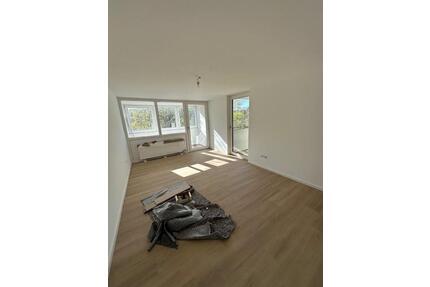 Wunderschön renovierte 4 Zimmer Wohnung mit Balkon, Loggia, EBK, TG Stellplatz in Erlangen!
