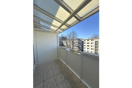 Großer Balkon Bad mit Fenster - 263,00&nbsp;EUR Kaltmiete, ca.&nbsp; 49,59&nbsp;m&sup2; in Chemnitz (PLZ: 09127) Adelsberg