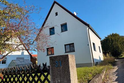 Freistehendes Einfamilienhaus mit Nebengebäude und Garage - Sengenthal