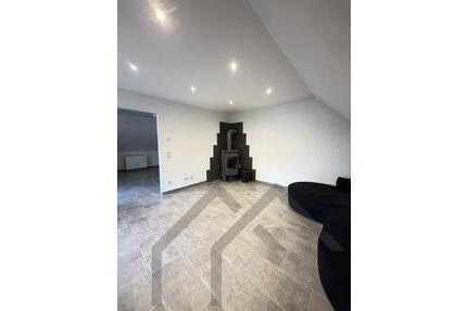 Schwarzenbach: DG-Wohnung mit Balkon & Kamin - Homburg