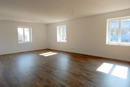 Hochwertige 2 ZKB mit PKW-Stellplatz in Zentrum von Losheim zu vermieten! - Losheim am See