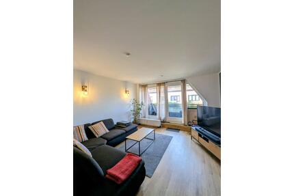 Helle & moderne 3- Zimmer DG-Wohnung mit Balkon und Stellplatz - Elmshorn