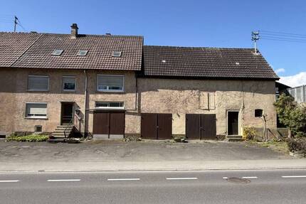 Günstige Doppelhaushälfte mit Scheune, Garagen und kleinem Garten - Dürmentingen Hailtingen
