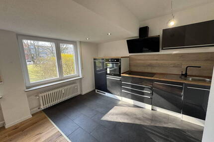 Erstbezug nach Komplettsanierung - helle 2-Zimmer-Wohnung (56 m²) mit neuem Parkett & Einbauküche - Stuttgart Fasanenhof