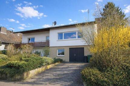 Wohnen mit Aussicht in Eschelbronn: Freistehendes Ein-Zweifamilienhaus mit Potenzial