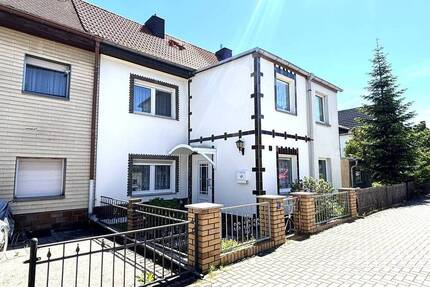 Zentrales Reihenmittelhaus auf ca. 146 m² Wohnfläche mit üppigen Nebegelass im Ortsteil Sandersdorf - Sandersdorf-Brehna