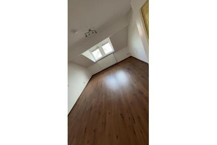 Dachgeschosswohnung ruhig - 890,00&nbsp;EUR Kaltmiete, ca.&nbsp; 69,00&nbsp;m&sup2; in Poppenricht (PLZ: 92284)