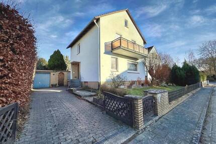 Einfamilienhaus mit 2 Vollgeschossen, Wintergarten, Keller und Garage in ruhiger Lage mit guter Verkehrsanbindung - Pattensen