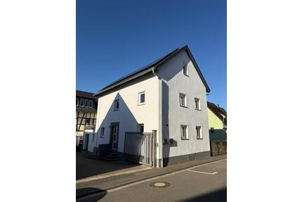 Renoviertes Einfamilienhaus mit 6 Zimmern, EBK und 2 Bädern - Hünfelden