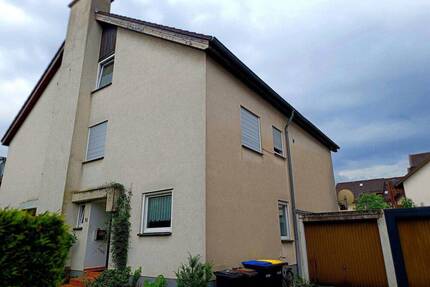 Ein Haus zum wohlfühlen, mit gut durchdachten Wohnräumen. Die Gartenseite hat eine große Markise - Gundelfingen