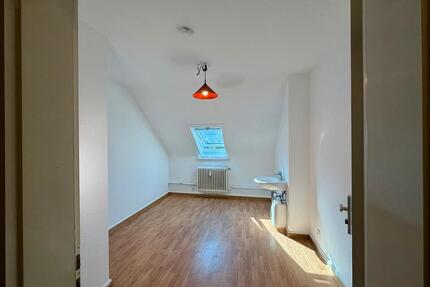 Zimmer (11 m²) in Frankfurt Nähe Zoo – Gemeinschaftsbad - Frankfurt am Main Bergen-Enkheim