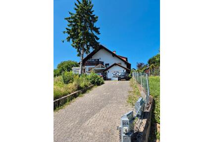 3-Familienhaus mit Ausbaupotenzial, Garten & Garage in Neuberg-Rü