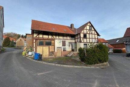 Kleines Fachwerkhaus mit angebauter kleiner Scheune - Homberg Steindorf