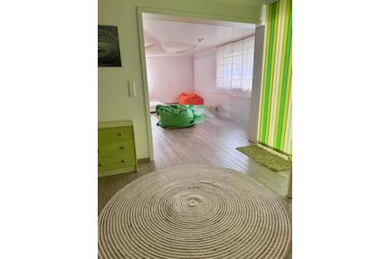 All-inclusive, farbenfroh & möbliert: Große Wohnung in Mürwik - Flensburg Fruerlund