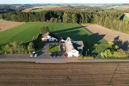 Attraktive, freistehende Ein-Zweifamilienhaus bietet Platz für die ganze Familie! - Krautscheid