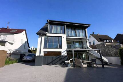 Luxuriös: kernsaniertes Einfamilienhaus mit atemberaubendem Ausblick, Indoorpool, Sauna und Garage - Solingen / Wald