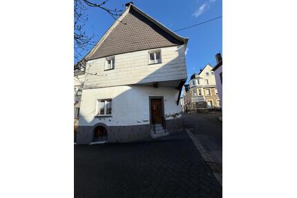 Historisches Fachwerkhaus mit Verkaufsraum im Moselort Lösnich