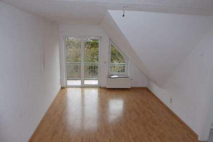 Schöne 4-Zimmer-Dachgeschosswohnung über 2 Etagen mit Balkon in schöner und ruhiger Wohnlage von Rudolstadt zu vermieten