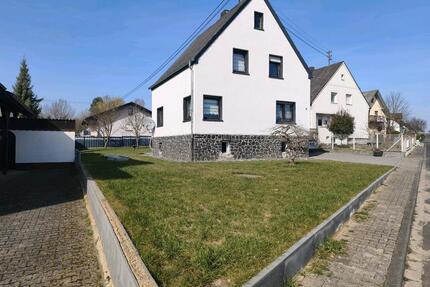 Einfamilienhaus mit großem Garten und Doppelgarage - Hundsangen