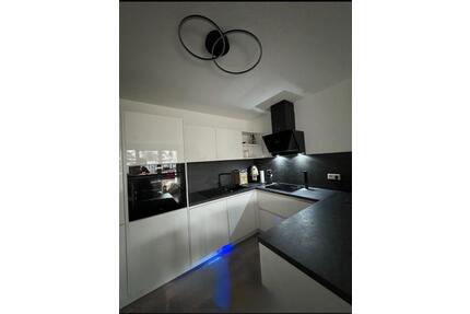 Exklusive 2,5 Zimmer Wohnung mit EBK, Terrasse und Gartenanteil - Böblingen Dagersheim