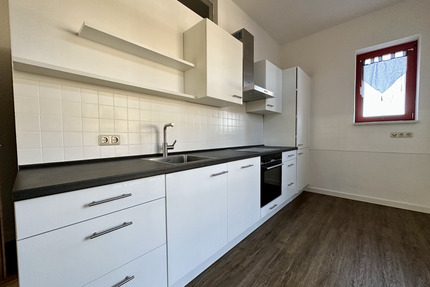Lichtdurchflutete modernisierte 3-Raumwohnung mit Einbauküche, Balkon und Stellplatz - Grimma