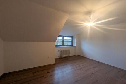 Helle-2-Zimmer- Dachgeschosswohnung - Geisenhausen