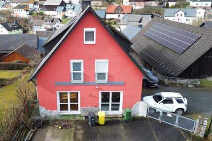 Geräumiges Wohnhaus mit bis zu drei Einheiten, Garagen und Lagerhalle! - Steinwiesen / Nurn