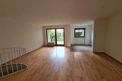 Renovierte schöne Wohnung über 2 Ebenen mit kleiner Terrasse und Duplex-Tiefgaragenstellplatz - Hürth Efferen