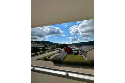 Möblierte 2-Zimmer-Wohnung | 2. OG mit Lift | Stellplatz | EBK | - Titisee-Neustadt