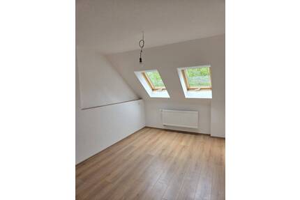 Frisch renovierte 2-Raum-Dachgeschoss-Wohnung in Zentrumsnähe von Waldheim
