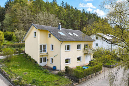 Rottweil-Neufra. Zweifamilienhaus mit Badeteich auf großzügigem Grundstück