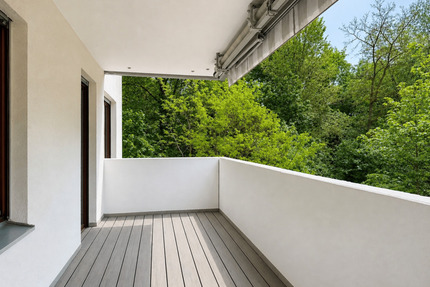 Urbanes Wohnen mit Blick ins Grüne: Helle 3- bis 5-Zi.-Whg. mit Süd-West-Balkon und 2 Garagen - Zirndorf
