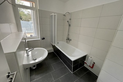 moderne 4 Raum Wohnung mit Balkon, Bad mit Wanne in Gera-Pforten!