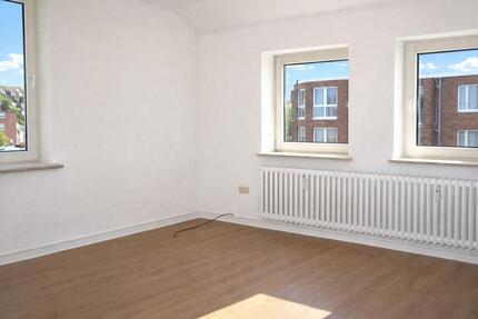 Stadtlage mit Komfort: 4-Zimmer-Wohnung mit Balkon Badewanne - Kiel Südfriedhof