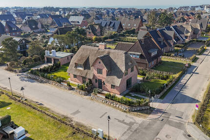 Neubauhausteil unter Reet - 3.195.000,00&nbsp;EUR Kaufpreis, ca.&nbsp; 167,00&nbsp;m&sup2;&nbsp;Wohnfl&auml;che in Wenningstedt-Braderup (Sylt) (PLZ: 25996)