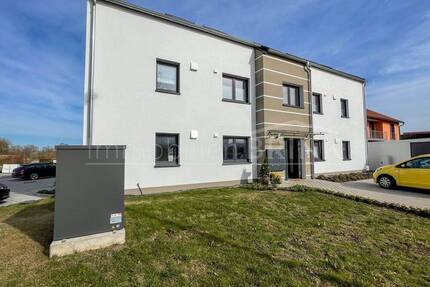 Modern und exklusiv ausgestattet: Großzügige 2-Zimmer Souterrain Wohnung mit Lift, in Markt Erlbach