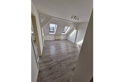 Wohnen im Altbau: Dachgeschoss-Charme in Gera, 2-Raumwohnung