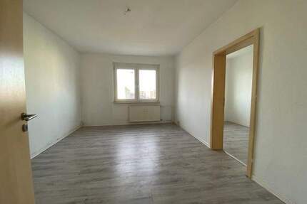 Familienfreundliche 4-Raum-Wohnung mit Balkon und Wanne - Oschersleben