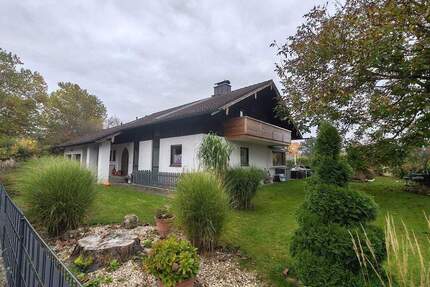 Freistehendes Einfamilienhaus mit großzügigem Grundstück in Waldkraiburg-Niederndorf