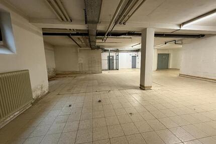 Geräumige Lagerfläche mit Sanitärräumen in zentraler Lage - optional mit sechs Tiefgaragenstellplätzen - Hersbruck