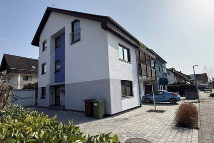 Traumhaft! 3-Zimmer im 3-Familienhaus mit 2 Balkonen, Garage plus Stellplatz + Keller in toller Lage - Stutensee Blankenloch