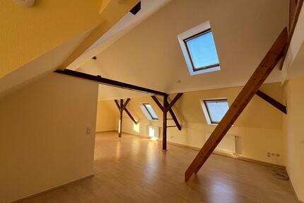 Stylisches Wohnen mit Weitblick: 3-Raum-Dachgeschosswohnung mit Balkon, in Riesa-Poppitz!