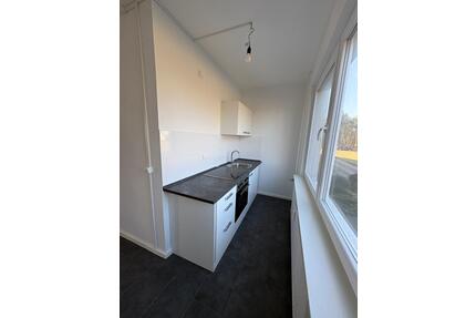 Sanierte 4-Raum-Wohnung mit neuer Einbauküche & Balkon – ideal für Familien oder WG – direkt an der Kaserne in Viereck - Pasewalk