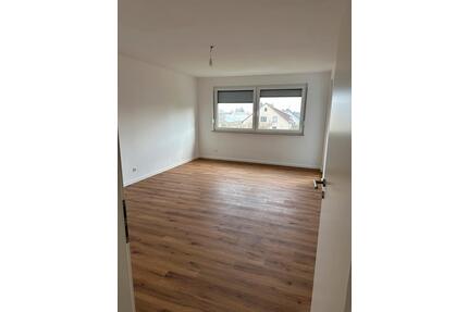 Helle 3,5-Zi- Wohnung mit Balkon & Aufzug, viel Platz - Laichingen