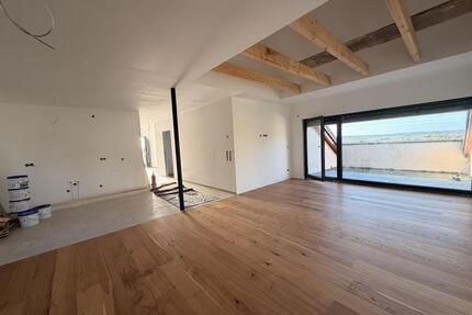 Lichtdurchflutet und naturnah – 4-Zimmer-Wohnung mit Terrasse inkl. Küche und Ausblick in Thalfingen - Elchingen Oberelchingen
