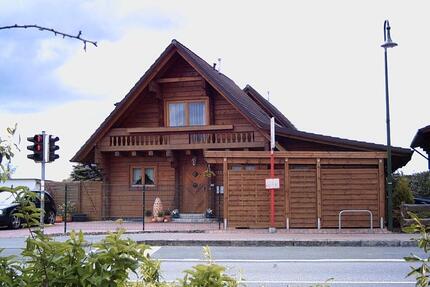 Schönes Blockbohlenhaus, vollunterkellert und mit kleinen Garten - Uetersen