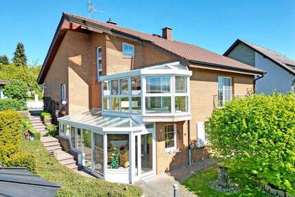 Komfort-Klinkerhaus auf über 1.600 m² Traumgrundstück in reizvoller Fernblicklage von Elgershausen - Schauenburg / Elgershausen