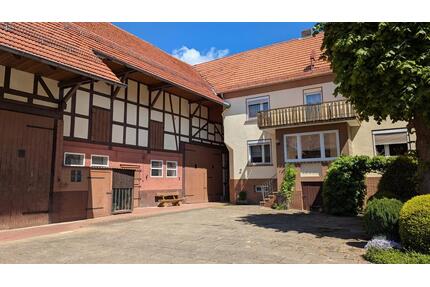 Einfamilienhaus mit landwirtschaftlichen Nebengebäuden - Rotenburg an der Fulda