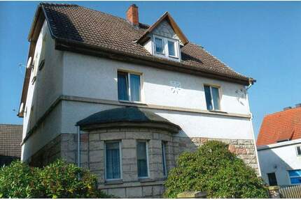 Großzügiges Wohnhaus mit Gewebegebäuden in Fambach