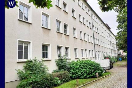 Hell & renoviert & gute Lage: 3-Zimmer-Wohnung mit Tageslichtbad, separate Küche mit Einbauküche - Rostock Stadtmitte